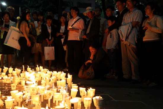 고 노무현 대통령 영결식을 하루 앞둔 28일 밤 시민분향소인 대한문 앞에 시민들이 촛불을 켜놓고 오열하고 있다.