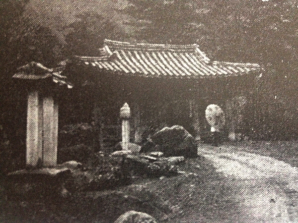 금강산 장안사 산문(1924년). 최남선은 <금강예찬>에서 