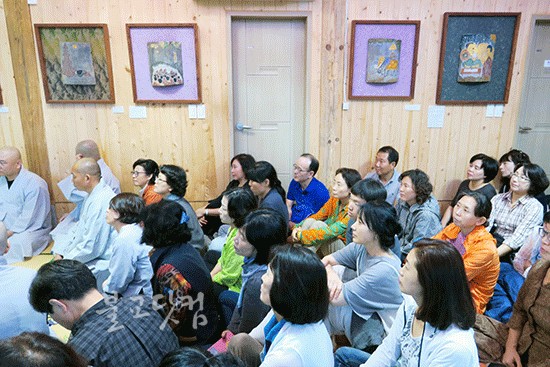 남선사 신도들이 12일 오후 명진 스님의 법문을 법당에서 경청하고 있다. ⓒ2015 불교닷컴