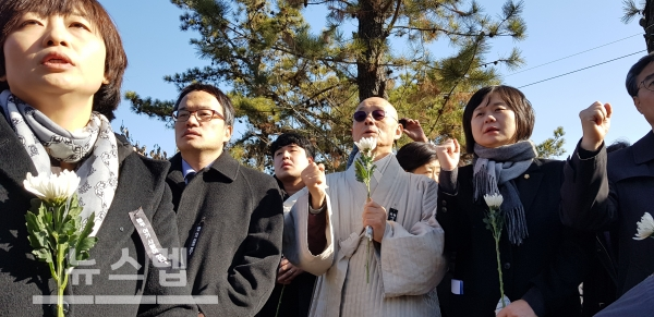 20일 용산참사 10주기 추모제에 참석한 더불어민주당 박주민 의원, 명진 스님, 정의당 이정미 대표(평화의 길 제공)