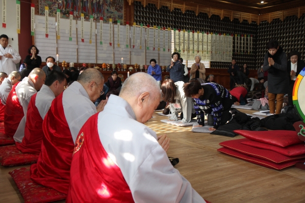 청련사 신도들은 삼동결제 기간 기도 정진한 스님들에게 삼배의 예를 올렸다