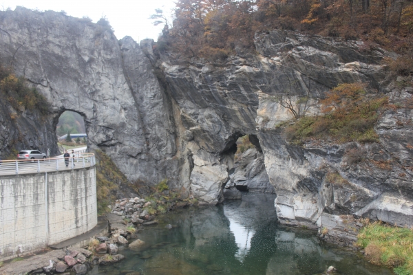 태백 구문소 :: 물의 공격으로 산에 뚫린 동굴로 낙동강이 흐르고 있다