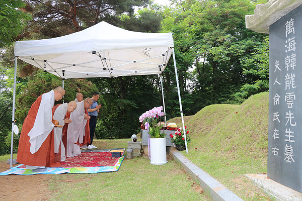 만해 스님 묘소 참배한 재단법인 선학원 임원 스님들이 다례를 올리고 있다.