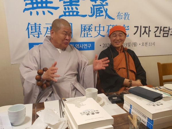 왼쪽부터 중앙승가대 총장 원종 스님, 불교인권위원회 진관 스님