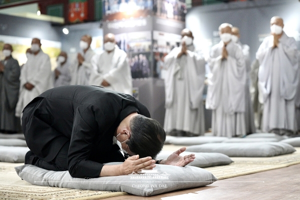 문재인 대통령이 23일 김제 금산사에 마련된 월주 스님 빈소에 삼배를 올리고 있다 (사진=청와대)