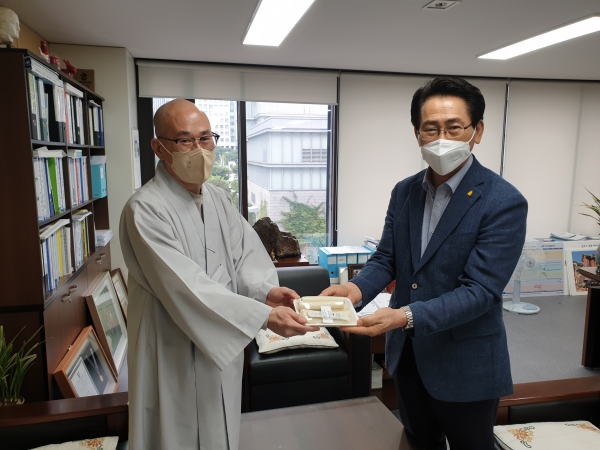 낙산묘각사 총무 법관 스님은 김영종 종로구청장에게 26일 공직자를 응원하는 쌀 등을 전달했다