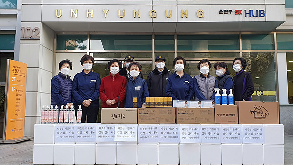 ▲ 청소노동자와 경비원에게 따뜻한 겨울나기 자비나눔 물품을 전달한 모습. 사진 제공 나누며하나되기.