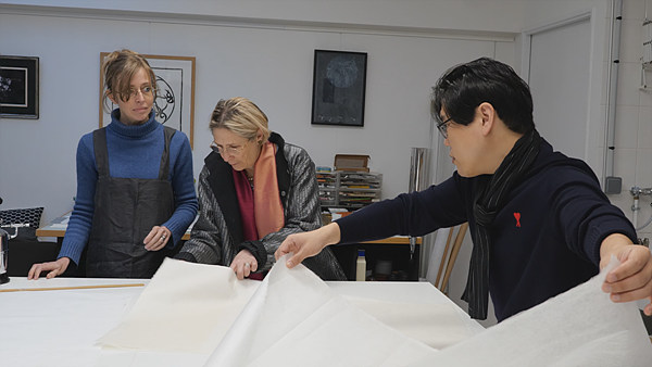 ▲ 프랑스 루브르박물관 연구원들이 한국 전통한지를 이용해 문화재를 복원하고 있다. 사진 제공 BTN.
