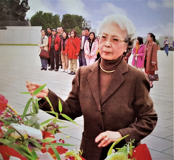 평양 단군릉 개천절 기념행사에 참석한 이수자 명예회장(2007.10.3.) 사진=《등대》 327호(2007년).