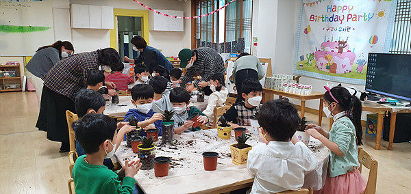 ▲ 구강사유치원에서 실시된 ‘어린이 지구환경교육’ 모습. 사진 제공 (사)나누며하나되기.