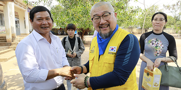 태고종 전북종무원 진성 스님은 베트남 부오혼 초등학교에 정수시설 설치와 필터 교체 등 정기적인 지원을 약속했다