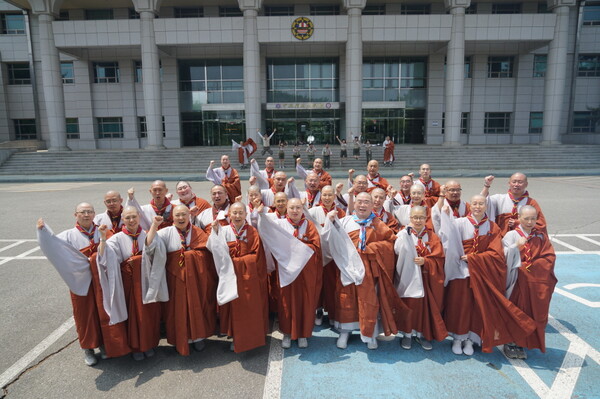 불교스카우트 지도자훈련을 이수한 중앙승가대 학인스님 32명이 기념촬영을 하고 있다./사진제공 한국스카우트 불교연맹