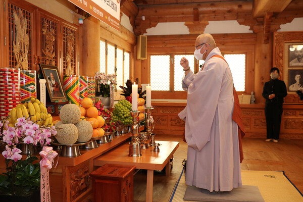 한국불교선리연구원 원장 법진 스님이 영전에 향을 올리고 있다.