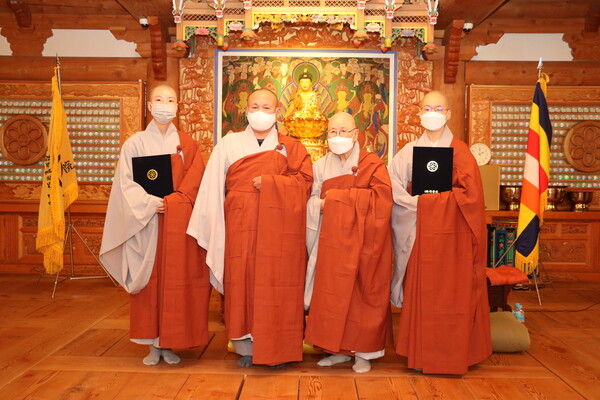 (재)선학원 이사장 지광 스님(왼쪽 두번째), 재무이사 정덕 스님(왼쪽 세번째)이 지난해 제45차 도제장학금 수여받은 도제들과 함께 기념촬영을 하고 있다.사진 이창윤