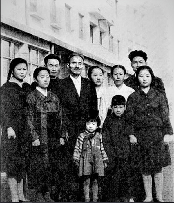 평양직할시에 살던 한보국 선생과 그의 가족들(1994.10.). 사진=월간 말(1996년 1월호)
