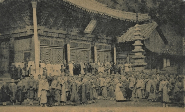 1951년 폭격으로 소실된 금강산 유점사의 승려들(1920년). 사진: 한국저작권위원회 공유자료