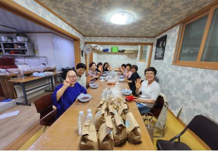 서울 수안사(주지 묘담)는 초복을 맞아 복날 채식 캠페인에 맞춰 지역 주민들과 팥죽 나눔 행사를 진행했다.시잔제공 불교환경연대