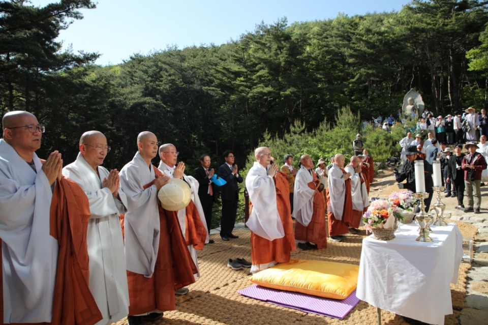 열암곡 마애부처님께 예경 올리는 총무원장 진우 스님과 대종사 스님들.
