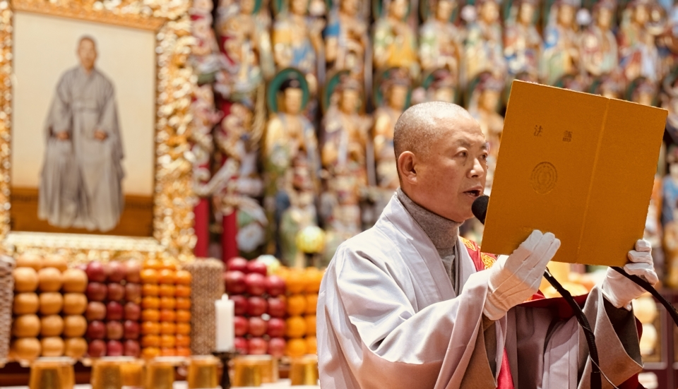 천태종 종회의장 세운 스님이 상월원각 스님의 법어를 봉독하고 있다