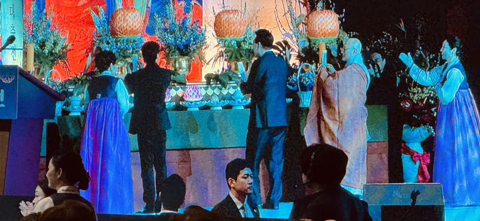 윤석열 대통령이 지난달 30일 서울 파르나스 호텔에서 불교계가 개최한 '불교대축전'에 참석해 새해 소원지를 써서 연등에 달고 있다