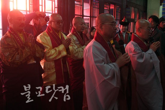 영담, 도완 스님이 한국불교 방식으로 법회를 주관하고 있다. 뒤에 티베트스님들이 합장하고 있다.