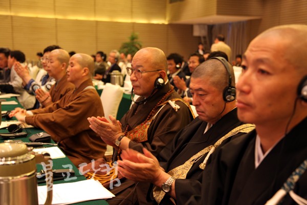 제5차 한중일불교포럼에 참석한 일본 약사사 집사를 비롯한 일본측 대표들이 인사말을 경청하고 있다. ⓒ2009 불교닷컴