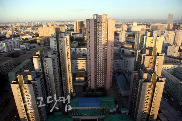 일요일인 4일 고려호텔에서 내려다 본 거리의 모습. 좌측에 주체탑이 보이고 우측의 멀리 떨어진 곳읜 높은 건물은 외국인을 위한 양각도홈텔이다. ⓒ2011 불교닷컴