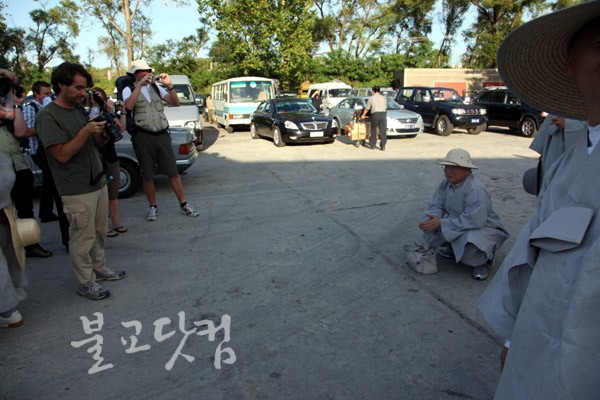 평양공항에 나타난 한국 스님들이 신기한 듯 외국인들이 촬영하느라 여념이 없다.ⓒ2011 불교닷컴