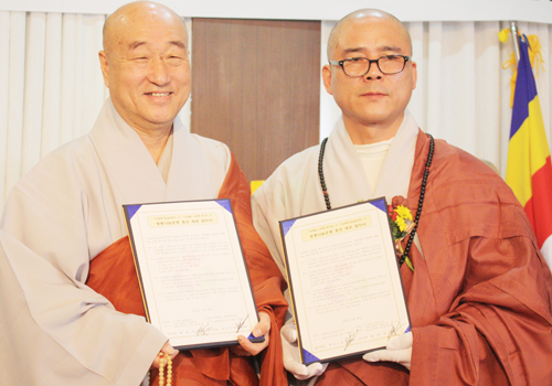 생명나눔실천본부 이사장 일면 스님(왼쪽)과 대한불교삼론종 총무원장 지민 스님은 3월 30일 협약을 맺고 생명나눔운동에 협력할 것을 약속했다. (사진=생명나눔실천본부)
