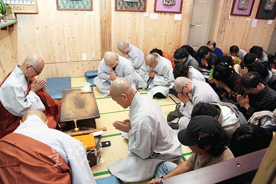 남선사 향적전에서 법사 명진 스님에게 스님과 신도들이 법을 청하고 있다. ⓒ2015 불교닷컴
