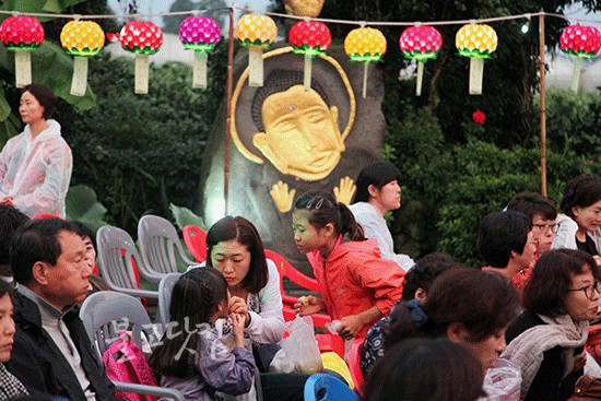 남선사 'My 재즈 콘서트'에 참석한 신도들이 법당 앞 마당을 메우고 있다. ⓒ2015 불교닷컴