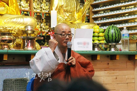 명진 스님이 12일 오후 제도 남선사 향적전에서 설법 중이다. ⓒ2015 불교닷컴