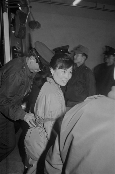 지난 1991년 11월 5일 국가보안법위반 혐의로 구속 기소된 박노해씨 부인 김진주씨가 항소심 공판을 받기 위해 법정으로 가고 있다. ⓒ 연합뉴스