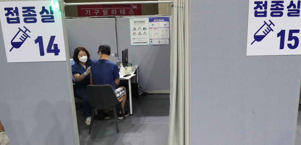 (서울=연합뉴스) 백승렬 기자 = 국내에서 신종 코로나바이러스 감염증(코로나19) 백신을 한 차례 이상 접종한 사람이 코로나19 예방접종 대응추진단에 따르면 지난 22일까지 총 2천591만685명으로 인구 대비 절반을 넘어섰다. 사진은 23일 예방접종이 계속되고 있는 서울시 동작구 사당종합체육관에 마련된 코로나19 예방접종센터 모습. 2021.8.23 srbaek@yna.co.kr