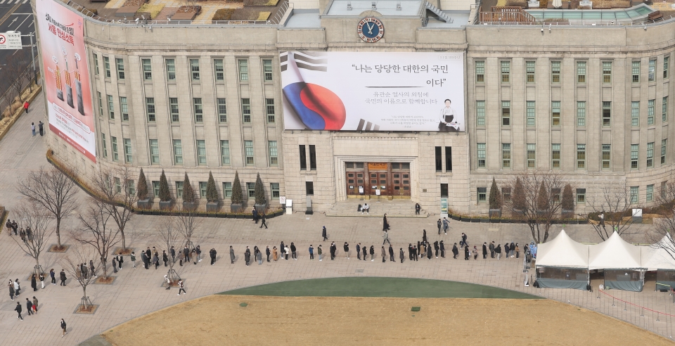 신규 확진자 22만명 육박... 역대 최다
(서울=연합뉴스) 한종찬 기자 = 2일 오전 서울 송파구보건소 선별진료소에서 시민들이 신속항원검사 및 PCR 검사를 받기 위해 대기하고 있다. 중앙방역대책본부는 이날 0시 기준 신규 확진자가 21만9천241명 늘어 누적 349만2686명이 됐다고 밝혔다. 2022.3.2 saba@yna.co.kr



(서울=연합뉴스) 신선미 기자 = 오미크론 변이가 빠르게 확산하면서 2일 코로나19 신규 확진자는 22만명에 육박, 국내 코로나19 사태 이후 최다 규모를 기록했다.

    중앙방역대책본부는 이날 0시 기준으로 신규 확진자가 21만9천241명 늘어 누적 349만2천686명으로 집계됐다고 밝혔다.

    신규 확진자 수는 전날 13만8천993명보다 무려 8만248명 늘면서 21만명대 후반으로 직행했다.

    신규 확진자 수가 20만명을 넘은 것은 지난 2020년 1월 20일 국내에서 첫 코로나19 환자가 나온 뒤 772일 만에 처음이다.

    종전 최다 기록인 일주일 전인 지난달 23일(17만1천451명)보다 1.3배 많고, 2주 전인 16일(9만439명)과 비교하면 2.4배다.

    검사 수가 평일 수준으로 늘어나면서 확진자 규모도 다시 커진 것으로 보인다.

    방역당국은 여러 연구기관의 예측치를 종합해 대통령선거일인 오는 9일 신규 확진자가 23만명 이상 발생할 것으로 전망했으나, 이날 이미 이 수치에 근접하면서 예상보다 유행 규모가 더 커질 것이라는 목소리가 나온다.



검사대기
[연합뉴스 자료 사진]



    특히 식당, 카페 등에 적용됐던 방역패스가 전날부터 중단되고 확진자 동거인의 격리의무도 없어지는 등 방역 수칙이 완화된 데다, 이날부터 초·중·고교 등교 수업이 이뤄지면서 확진자 수 증가에 영향을 미치는 게 아니냐는 우려도 있다.

    앞서 당국은 이달 초나 중순, 코로나19 유행이 정점에 이르러 최대 35만명대 확진자가 나올 것으로 예측했다.

    다만 확진자 증가율 자체는 둔화하고 있다고 방역당국은 평가했다.

    손영래 중앙사고수습본부(중수본) 사회전략반장은 이날 MBC 라디오 김종배의 시선집중과의 인터뷰에서 "보통 매주 확진자가 2배씩 증가하는 이른바 '더블링' 경향이 보였는데, 지난주부터는 조금씩 증가율이 둔화하기 시작했고 이번 주도 증가율이 상당히 둔화하는 추세"라고 밝혔다.

    그는 "증가율이 계속 이렇게 둔화한다면 정점에 가까워진다고 판단할 수 있을 것 같다"면서 "이번 주 내내 이런 현상이 나타난다면 전문가들이 예측하는 대로 1, 2주 정도 사이에 정점이 형성되는 기간이 나올 것으로 본다"고 말했다.

    실제 최근 수주 간 확진자수가 일주일에 거의 두배씩 증가하는 '더블링' 추세가 계속됐으나 지난주 중반 이후부터는 일주일 전 대비 증가 규모가 1.3∼1.5배 안팎으로 다소 줄어든 흐름을 보이고 있다.

    하지만 위중증 환자 수는 계속 급증하고 있다.  
    이날 집계된 위중증 환자는 762명으로 전날(727명)보다 35명 늘었다.

    위중증 환자 수는 지난달 14일 300명대에 진입했는데 이후 빠른 속도로 증가해 지난달 28일부터는 사흘째 700명대로 집계되고 있다.



[그래픽] 코로나19 신규 확진자 추이
(서울=연합뉴스) 장예진 기자 = jin34@yna.co.kr



    방역당국은 오는 9일 중환자 수가 1천200명을 넘고, 이달 16∼31일 1천700명∼2천750명 수준이 될 것으로 내다봤다.

    위중증 환자가 늘면서 중환자 병상도 빠르게 차고 있다.

    이날 0시 기준 전국 코로나19 중증 병상 가동률은 50.1%(2천744개 중 1천376개 사용)로 전날(48.3%)보다 1.8%포인트 올랐다. 수도권 가동률은 45.9%지만 비수도권은 60.3%이다.

    중증에서 상태가 호전되거나 중증으로 악화할 가능성이 높은 환자를 치료하는 준중증 병상 가동률은 65.4%다.

    이날 0시 기준 재택치료자 수는 82만678명으로 전날(79만2천494명)보다 2만8천184명 늘면서 80만명 선을 넘었다. 신규 재택치료자는 18만3천762명이다.

    재택치료 관리의료기관의 건강 모니터링을 받는 60세 이상 등 집중관리군은 12만2천717명이며, 나머지는 자택에서 스스로 건강을 관리하는 일반관리군이다.

    전날 코로나19로 사망한 사람은 96명이다. 연령별로 보면 80세 이상이 68명으로 가장 많았고 이어 70대 14명, 60대 8명, 50대 3명, 20대·30대·40대 각 1명 등이다.

    누적 사망자는 8천266명, 누적 치명률은 0.24%다.



코로나19 검사 대기
[연합뉴스 자료 사진]