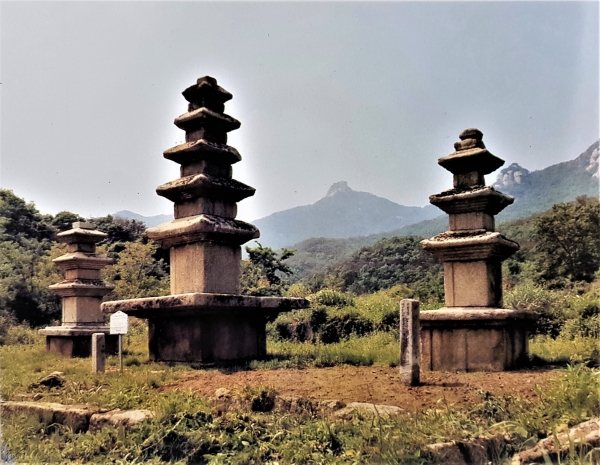 개성 영통사 터의 3기 석탑(1989년 촬영). 사진=Historical Relics in Kaesong(DPRK)