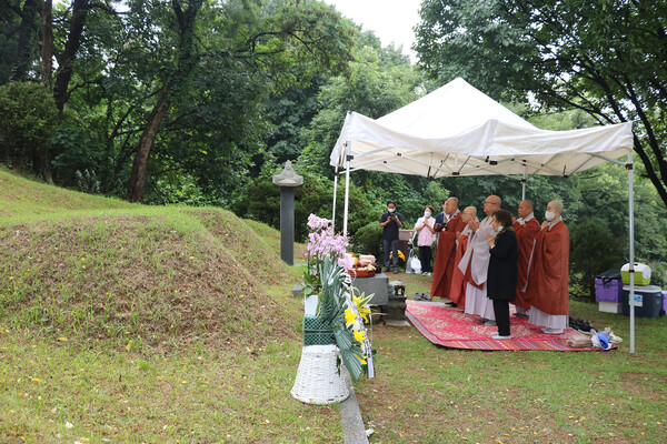 망우역사문화공원에 자리한 만해 한용운 스님 묘소에 봉행된 다례 모습.