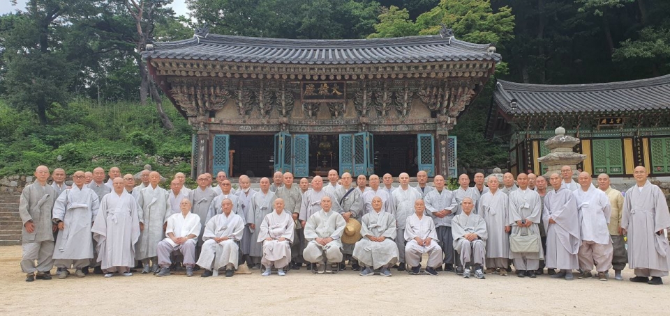 지난 13일 창원 성주사에서 스님 90여명이 모여 '동산화합승가회'를 발족하고 범어사 주지의 여법한 사찰 운영을 주문했다.ⓒ동산화합승가회 제공
