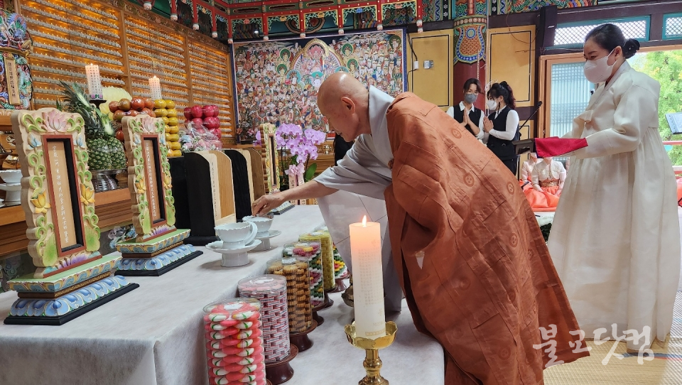 봉선사 능엄학림 학장 정원 스님이 봉선사 개산대재에 모셔진 탄문 스님, 세조 등 위패에 차를 올리고 있다