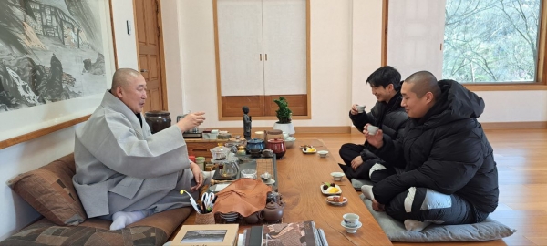 화엄사 주지 덕문 스님과 차담하는 BTS 리더 RM과 프로듀서 강산
BTS 리더 RM(29·본명 김남준)이 세밑, 화엄사에서 1박 2일을 보냈다. 화엄사에 따르면 RM은 프로듀서 강산과 함께 지난달 29일 대중교통을 이용해 화엄사를 방문, 1박 2일 일정을 보내고 돌아갔다.
RM의 이번 화엄사 방문 목적은 템플스테이 체험이 아닌 개인적 휴식 및 사색, 음악적 영감을 얻기 위한 것으로 알려졌다.
RM과 강산은 화엄사 문화국장 우견 스님으로부터 경내 ‘사사자삼층석탑’ 등 보존물의 내력과 지리산의 산세, 섬진강에 얽힌 충무공 이순신 장군의 이야기 등을 들었다.
이어서 RM과 강산은 108계단을 내려와 각황전에서 삼배를 배우는 한편 각황전의 역사와 홍매화 이야기도 들었다.
어머니의 길을 걷는 BTS 리더 RM과 강산
두 사람은 주지 덕문 스님과 차담을 나눴다. RM은 “화엄사는 꼭 다녀오고 싶은 사찰이었는데 너무 늦게 왔다”고 했다.
덕문 스님은 RM에게 “군 면제를 받지 못한 것에 대해 서운한가”라고 물었고, RM은 “대한민국 국민의 한 사람으로서 당연한 의무를 다하고 싶다. 그래야 권리를 이야기할 수 있을 것이다. 어른이 되는 시간으로 생각하겠다”라고 답했다.
이에 덕문 스님은 “팔십 평생에서 1년 반이라는 시간은 허비되는 것이 아닌 잠시 자신을 되돌아보는 귀한 시간이 될 것”이라며 “나이가 들어 머리 색이 하얗게 변해도 멋진 음악을 하는 BTS RM이 되었으면 좋겠다”고 조언했다.
또 스님은 “BTS가 세계인에게 사랑받은 만큼 적극적인 보시(‘널리 베푼다’는 뜻의 불교 교리 중 하나)를 하고, 현시대는 미디어 시대이므로 음악과 영상을 통해 사람들에게 자비와 사랑을 담아 메시지를 주면 좋겠다”며 “어느 순간 떴다가 사라지는 존재가 아닌 음악을 승화시키는 진정한 음악가가 돼주기를 바란다”고 성원했다.
RM은 강산과 함께 화엄사 경내에서 연기암까지 5㎞ 가량 이어진 ‘어머니의 길’을 걸으며 사색했다. RM은 하산 전 덕문 스님에게 자신의 사인이 담긴 앨범을 선물하기도 했다.
RM은 화엄사 주지 덕문 스님과 구호단체 기부를 통해 인연을 쌓아왔다.
덕문 스님에게 선물한 BTS 리더 RM이 사인한 앨범.