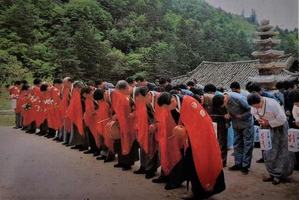 내금강산 표훈사 사월초파일 봉축행사(1989.5.12.). 사진: 《우리나라 불교》(1989년)