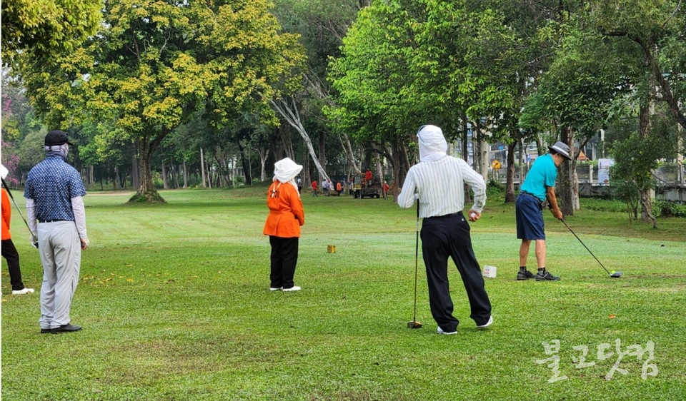 태국 치앙마이 한 골프장에서 동안거 기간 장기 골프로 물의를 빚고 있는 해인사 전 주지 향적 스님(가운데 하얀티)과 방장 사서실장 도현 스님(왼쪽 남색티)