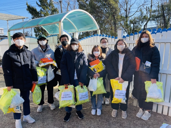 사단법인 꿈을이루는사람들(대표 진오 스님)은 21일 오후 2시 구미외국인주민센터에서 ‘2023년 설맞이 합동 세배 및 선물 나눔’ 행사를 가졌다.
생필품 나눔은 ㈜신창메디칼, 구미대학교, 구미차병원, 모던컴퍼니, 경북구미개인택시지부, 한국산업인력공단경북서부지사, 구미농협, SK실트론이 후원한 쌀, 마스크, 라면, 양말, 방역키트 등을 선물꾸러미로 전달했다.
이날 베트남, 스리랑카, 캄보디아, 중국, 인도네시아, 태국 등 외국인노동자 동거부부, 외국인노동자 5개 국가(스리랑카, 캄보디아, 중국, 베트남, 인도네시아), 유학생(미얀마, 베트남, 우크라이나)이 합동 세배와 나눔을 가졌다.
김장호 구미시장은 “한국에서는 설 명절에 고향을 찾아가는데 본국을 가지 못하는 아쉬운 마음을 아시아 각국 많은 사람이 모여, 새해를 맞아 즐겁게 시간을 보내고, 설날 연휴 동안 편안히 보내면 좋겠다”며 “지역사회에 많은 도움을 줄 수 있도록 노력하겠다”고 했다.
감현자(태고심) 신도회장은 “진오 스님과 힘든 일 어려운 일을 돕는 데 작은 보탬이라도 함께 하겠다”고 전하고 “아프면 아무것도 할 수 없으니 아프지 말고 모든 소망 이루시길 바란다”고 했다.
진오 스님은 외국인노동자에게 각 나라 언어로 새해 인사를 하며 “한국에서는 새해를 맞아 어르신께 ‘새해 복 많이 받으세요!’ 하며 인사를 다닌다.” “큰 명절 ‘설날’에 따뜻하고 행복하게 보내길 바란다”고 했다.
태국 외국인노동자 동거부부 타사이 웃 씨와 마노핑 수파폰 씨가 행사에 참여해 “아플 때 도움을 주시고, 생활에 필요한 물품을 나눔 해 주시는 따뜻한 마음에 늘 고맙게 생각한다.”고 인사했다.
미얀마 유학생 산다” 씨는 “부모님을 떠나 힘든 유학 생활에 좋은 분들을 만나 힘이 나는 말씀을 들을 수 있고 힘들 때 도움을 주시어 항상 고맙다.”고 했다.
