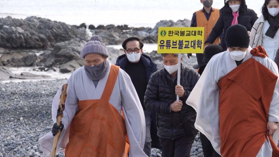 한국불교대관음사 회주 우학스님(사진. 좌측)이 지난 1일 법문하기 위해 방생장소로 이동하고 있다.