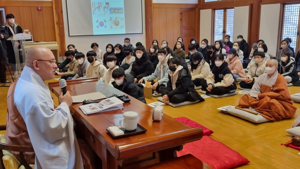 3·1절 104주년 기념 및 백초월스님 순국 79주기 추모공연 '새벽빗 비쵤제'
일심( 一心), 즉 한마음을 갖고 독립운동을 한 백초월 스님과 일제강점기 독립운동을 한 영웅들에게 춤과 노래가 헌사됐다.
서울 진관사(주지 법해 스님)는 26일 한문화체험관 흙다음에서 3·1절 104주년 기념 및 백초월스님 순국 79주기 추모공연 '새벽빗 비쵤제'를 선보였다. 아울러 같은 날 오전 진관사 함월당에서 문광 스님(동국대 불교학술원 HK연구교수) ‘3·1운동과 한국불교, 그리고 태극기의 역학적 이해’를 주제로 특별강연을 펼쳤다.
추모공연 ‘새벽빗 비쵤제’는 서울경기춤연구회 무용가들이 무대에 올라 3·1절 104주년을 맞아 자주독립을 염원하며 순국하신 호국영령과 백초월 스님의 숭고한 애국정신을 한국전통춤으로무대로 꾸며졌다.
정악의 하나인 정악을 부르는 서울대 국악과 출신의 이유림은 헌정가 ‘태극기’로 순국 영웅들을 기렸다. 헌정가는 시 ‘태극기’를 정가로 표현한 곡이다.
“三角山(삼각산) 마루에 새벽빗 비쵤제/ 네 보앗냐 보아 그리던 太極旗(태극기)를/ 네가 보앗나냐 죽온 줄 알앗던/ 우리 太極旗(태극기)를 오늘 다시 보앗네/ 自由(자유)의 바람에 太極旗(태극기) 날니네/ 二千萬 同胞(이천만 동포)야 萬歲(만세)를 불러라/ 다시 산 太極旗(태극기)를 爲(위)해 萬歲萬歲(만세만세)/ 다시 산 大韓國(대한국).”
시 ‘태극기’는 1919년 11월 27일 독립신문 1면에 실린 시이다. 2009년 5월 진관사 칠성각 해체 복원 공사 중 발견된 사료로중 하나로 항일운동을 펼친 백초월 스님의 혼으로 지킨 자료이다.
헌정가 ‘태극기’ 공연에 이어 한국의 전통춤인 승무와 작법무인 나비무를 한 무대에 담아낸 헌정무 ‘나비승무’, 전통춤을 기반으로 동시대성을 가미해 화성 재인청의 춤인 신칼대신무와 경기도당굿의 도살풀이춤을 더한 창작극 ‘새벽빗 비쵤제’로 순국 영웅들의 넋을 위로 하고, 순국영령이 지키고자 한 독립정신을 참석 대중들은 가슴에 새겼다.
창작극 ‘새벽빗 비쵤제’는 진관사수륙재보존회와 서울경기춤연구회가 함께 전통음악에 전통 춤을 실어 독립을 갈망하며 목숨을 던진 백초월 스님을 비롯한 독립운동가들의 영령을 위로하고, 그들의 정신을 현대의 우리 국민에게 전하는 무대를 마련했다.
극은 용수를 머리에 쓴 채 수용소로 끌려와 독방에 갇혀 소리 없이 울부짖으며 몸부림치는 독립운동가의 고통을 드러내며 시작한다. 일제의 무력에 끌려온 독립운동가는 고통과 절망에 빠지지만, 각각의 용기가 모여 서로를 의지하며 힘을 얻는다. 2막은 우리 민족의 가슴의 노래인 ‘아리랑’으로 무대를 장악한다. 한 명이 시작한 노래는 모두의 노래로 퍼져간다.
3막은 많은 이들의 피와 땀으로 되찾은 광복과 일제에 희생된 이들을 위한 굿을 올린다. 10명이 넘는 무용수가 전통음악에 맞춰 춤춤으로 영령들을 위로하고 극락왕생을 기원한다. 극락에서는 편안하고, 행복한, 따스하고 아름다운 삶을 살기를 기도하면서 막을 내린다.
창작극 ‘새벽빗 비쵤제’는 총감독 김미란 씨의 지휘로 무대에 올랐다. 진관사 주지 법해 스님이 자문해 완성도를 높였고, 조계종 비구니 어산어장 동희 스님이 나비춤을 지도해 극을 더욱 웅장하게 만들었다.
주지 법해 스님은 “천년고찰 진관사는 호국불교 정신의 면면을 잇고 있으며 그 중심에는 일제의 무단통치를 목숨 바쳐 거부한 백초월 스님의 자주독립정신이 굳건하게 자리잡고 있다”며“일제에 맞서 모두 하나가 돼 일어난 독립운동의 정신을 되새기고 후손에게 전함에 있어 서울경기춤연구회가 지난 1월부터 기획해 오늘 선보인 ‘새벽빗 비쵤제’ 공연의 의미는 남다를 것”고 인사했다.
창작극 ‘새벽빗 비쵤제’ 공연에는 박진 외교부 장관, 박주민 국회의원, 김미경 은평구청장, 백초월 스님을 처음으로 학술적으로 연구한 김광식 동국대 특임교수, 백초월 스님의 종손자 백외식 선생 등이 참석해 축사하며 3·1절 의미와 백초월 스님 등 독립운동가들의 정신을 되새겼다.
정가로 태어난 독립신문의 시 '태극기'
공연에 앞서 이날 오전 함월당에서는 문광 스님이 진관사의 호국의 역사와 진관 스님과 탄허 스님의 인연, 백초월스님의 독립운동 활동, 칠성각 해체 중 발견된 태극기에 담긴 의미 등을 설명했다.
태극기의 네 모서리의 4괘는 음과 양이 서로 변화하고 발전하는 모습을 효(爻 : 음 --, 양 ―)의 조합을 통해 구체적으로 나타낸 것이다. 그 가운데 건괘(乾卦)는 우주 만물 중에서 하늘을, 곤괘(坤卦)는 땅을, 감괘(坎卦)는 물을, 이괘(離卦)는 불을 상징한다.
진관사 칠성각 해체 중 발견한 태극기 보따리에서는 태극기 보따리 속에는 상하이 임시정부 기관지 ‘독립신문’ 외에도 단재 신채호 선생이 상하이에서 펴낸 신문 ‘신대한(新大韓)’, 국내에서 발행된 지하신문 ‘조선독립신문’, 이름만 전해질 뿐 실물은 존재하지 않았던 불교계 독립신문 ‘자유신종보’ 등 귀한 사료가 있었다. ‘독립신문은 발행일이 1919년 11월 27일인 신문 1면에 ‘태극기’라는 제목의 시(詩)가 실려 있었다. 이날 창작극 ‘새벽빗 비쵤제’에서 정가로 불려진 곡의 원작이 독립신문에서 나왔다. 주지 법해 스님이 발견 후부터 계속 읽다보니 암소하게 됐다는 시다.
백초월 스님이 남긴 태극기에 대해 설명하는 문광 스님.
진관사 태극기의 4괘 위치는 현재 태극기와 다소 다르다. 건(乾)과 곤(坤)은 같은 자리에 있지만, 리(離)와 감(坎)은 서로 바뀌었다. 이는 ‘대한민국임시정부 국무위원회가 제정해 사용한 태극기와 같은 양식’이다. 백초월 스님은 한국민단본부를 설치해 군자금을 모아 임시정부에 전달했다. 태극기 변천사에서도 중요하다. 태극기 왼쪽 상단에 불에 탄 흔적이 있다. 군데군데 손상된 부분도 있고, 빛바랜 광목천의 태극기지만 당시 독립을 갈망하던 백초월 스님의 정신이 오롯이 담겼다.
문광 스님은 ‘3·1운동과 한국불교, 그리고 태극기의 역학적 이해’ 주제 특별강연에서 “경주 감은사에서 태극 문양이 발견될 만큼 ‘태극’은 유교의 전유물이 아닌 예로부터 동양의 고유사상으로 내려왔다”면서 “진관사 태극기는 실제로 3.1운동 태극기 가운데 일장기 위에 덧칠해서 조성해 당시 3.1운동에서 사용한 것이 확인된 첫 번째 케이스”라고 강조했다.
그러면서 문광 스님은 “태극은 하나도 둘도 아니다. 음양이 나눠지지 않고 음이 양이되고 양이 음이 된다. 따라서 태극은 중도의 세계를 드러내는 것”이라며 “태극을 수 1로 표시하지만, 무극이다. 떠난 자리가 태극인데 이는 무극이며, 무극은 원상이다. 있음의 세계로 설명하면 태극이요 공의 세계로 설명하면 무극이다. 화엄의 수가 10수인테 무극의 극수가 10이고, 이는 공과 같은 것이다. 공이면서 색이고 1이면서 0이 태극이다. 이는 한마음이 일심이라는 뜻과 통한다. 백초월 스님이 독립운동할 때 만든 단체가 일심교인데 이는 태극이자 공의 세계와도 통하는 것”이라고 했다.
문광 스님은 백초월 스님이 남긴 태극기의 4괘 위치가 현재 태극기와 달리 리(離)와 감(坎)이 서로 바뀐 이유를 유추했다.
스님은 “무극은 원인데, 동양의 시간은 직선이 아닌 나선형을 나아간다. 직선을 함유하지만 곡선으로 오게 돼 있다.”며 “이는 법성게의 법계도가 법성원융무이상(法性圓融無二相)에서 구래부동명위불(舊來不動名爲佛)까지 이어지면서, 가운데 부분의 法자에서 시작, 글자 사이의 붉은 줄을 따라 7자씩 읽어가면 法자 바로 아래에 있는 佛자에서 끝나도록 되어 있는 것과 같다.”고 했다.
그러면서 주역의 64괘를 언급하면서 “주역의 64괘는 마지막 괘에서 첫 괘인 건괘로 돌아간다. 그런데 63괘 수화기제(水火旣濟)와 64괘 화수미제(火水未濟)는 불과 물로, 감과 리이다.”면서 “수화기제(水火旣濟) 괘는 불 위에 물이 있다면 물은 아래로 불은 위로 가려 한다. 아래불은 위로 위의 물은 내려 오려 하는 것인데, 이는 소통의 괘이다. 음양이 완벽히 소통됐다는 의미다. 이는 중정(中正, 홀수 자리에 위치한 양효와 짝수 자리에 위치한 음료를 정이라 하는데, 중과 정을 모두 만족하는 경우를 중정이라고 함.)으로 완전한 세계가 된 것이다. 그런데 63괘에서 완전한 세계가 됐지만, 화수미제(火水未濟)는 거꾸로 뒤집혀 소통이 안되는 상황으로 완성이 미완성으로 돌아가는 상황이 돼 첫 괘인 건괘로 돌아간다.”고 했다.
문광 스님은 “화엄경 입법계품의 선재동자는 문수보살을 만나 깨달음을 구하기 시작해 미륵보살을 만나 묘각을 이루지만 다시 문수보살로 돌아간다.”면서 “이는 주역의 64괘와 태극의 원리와도 상통한다”고 추론했다.
그러면서 “3.1운동 때는 화수미제(火水未濟) 괘를 쓰고 있어 분석이 필요한데, 이는 당시 일제 치하의 세상이 완전한 세상이 아니다는 것으로 해석할 수 있다. 고종이 선언한 대한제국은 완전한 독립국을 선언했지만, 일제 치하의 세상은 일장기에 태극기를 덧대여 그릴 수 밖에 없었고, 이는 완전한 세상으로 돌아가는, 독립으로 완전한 자주국을 염원한 뜻을 감리의 위치를 바꿔 표현한 게 아닌가 유추해 본다.이는 광복 후 태극기의 괘는 다시 현재와 같은 형태로 배치하는 것으로도 유추할 수 있다.”고 했다.
따라서 문광 스님은 “백초월 스님이 남긴 태극기의 괘는 음양이 잘못된 일제강점기의 세상을 표현한 것이 아닌가 싶다.”고 했다.