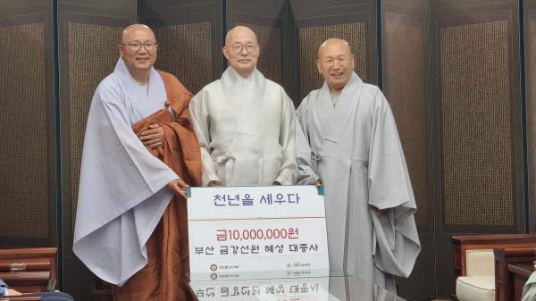 



조계종 원로회의의장 자광 대종사가 지난 11일 1,000만원을 천년을세우다 기금으로 낸 데이어 청우 대종사 등 대종사 스님들이 경주 남산 열암곡 마애부처님을 바로 모시자는 종책사업에 팔을 걷어 붙였다.

청우 대종사(강릉 등명낙가사), 혜성 대종사(부산 금강선원), 중화 대종사(공주 신원사), 법성 대종사(부산 인지사), 원산 대종사(양산 통도사)는 조계종 총무원에 ‘천년을 세우다’ 불사 기금을 희사했다.

총무원장 진우스님은 15일 한국불교역사문화기념관 4층 접견실에서 대종사 스님들을 따스하게 맞았다. 원산 대종사는 이날 건강이 여의치 않아 불참했다.

대종사 스님 5명은 모두 1000만 원 씩의 기금을 내놓았다. 대종사를 대표해 청우 대종사는 “종단의 중요한 불사를 잘 알고 있고, 열암곡 부처님은 반드시 바로 모셔야 한다. 같은 뜻을 가진 대종사 스님들과 함께 기금을 내게 됐다.”고 했다. 법성 대종사는 “총무원장 스님이 고생하는데 미력하나마 우리라도 나서면 십시일반으로 뜻이 모여 원만 성취하는 데 도움이 되지 않을까 싶었다”고 했다.

진우 스님은 “큰스님들이 동참해주시니 정말 환희심이 난다”며 “불사의 원만성취를 위해 최선을 다하겠다”고 말했다.

총무원장 진우 스님은 이날 대종사 스님들과 옛이야기를 하면서 깊은 인연을 보이기도 했다.
 





















