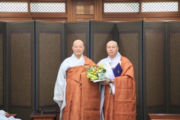 대한불교조계종 총무원장 진우 스님 은22일 군종특별교구장에 법원 스님(사진 오른쪽)을 임명했다.